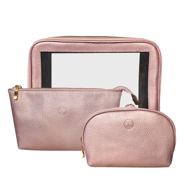 Kit de viaje de piel, cuenta con tres bolsos de diferentes tamaños, perfectos para llevar en orden todo lo que necesitas de tu viaje.